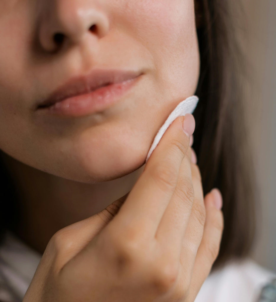 Por qué es Importante Desmaquillar tu Rostro al Terminar el Día